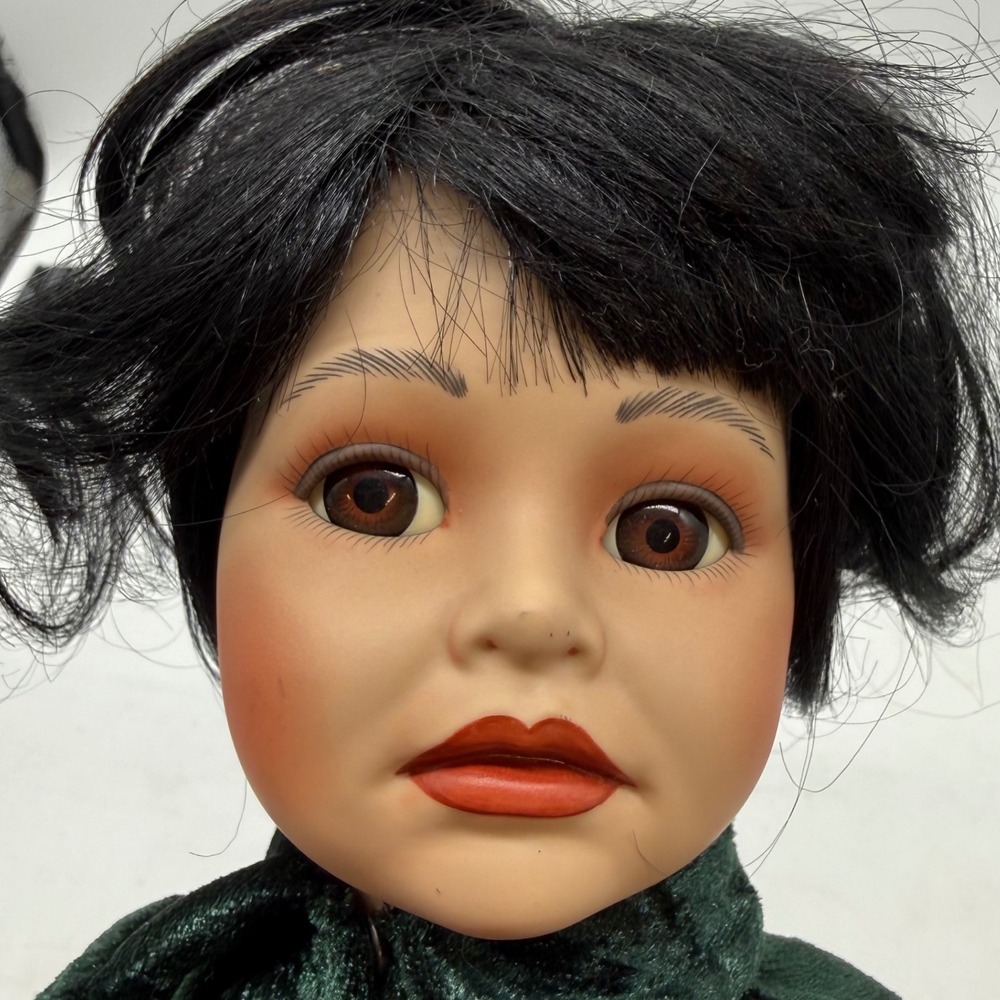 Vintage 1992 The Hamilton Collection Native American Porcelain Doll Green Velvet - Picture 4 of 9